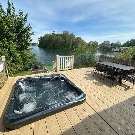 Lakeside Retreat 2 With Hot Tub, Private Fishing Peg Situated At Tattershall Lakes Country Park Eksteriør billede