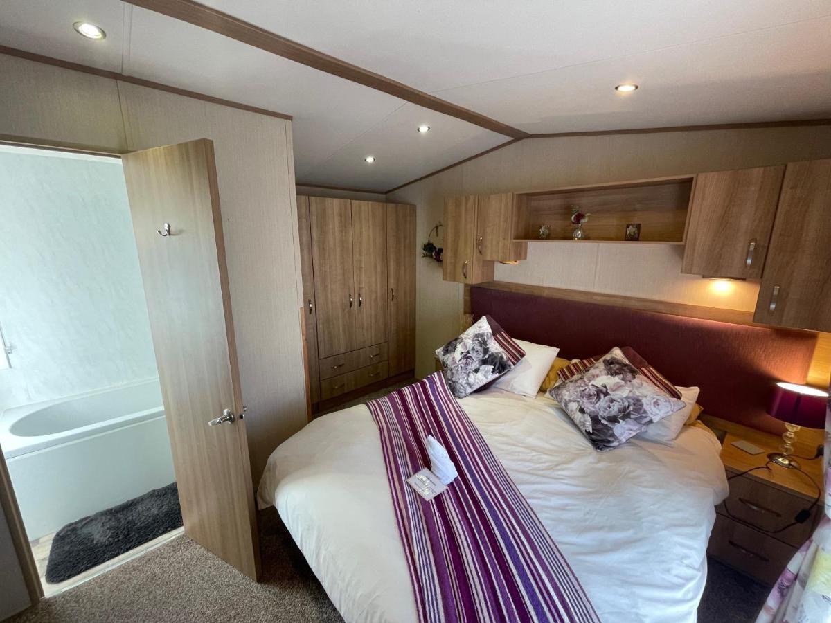 Lakeside Retreat 2 With Hot Tub, Private Fishing Peg Situated At Tattershall Lakes Country Park Eksteriør billede