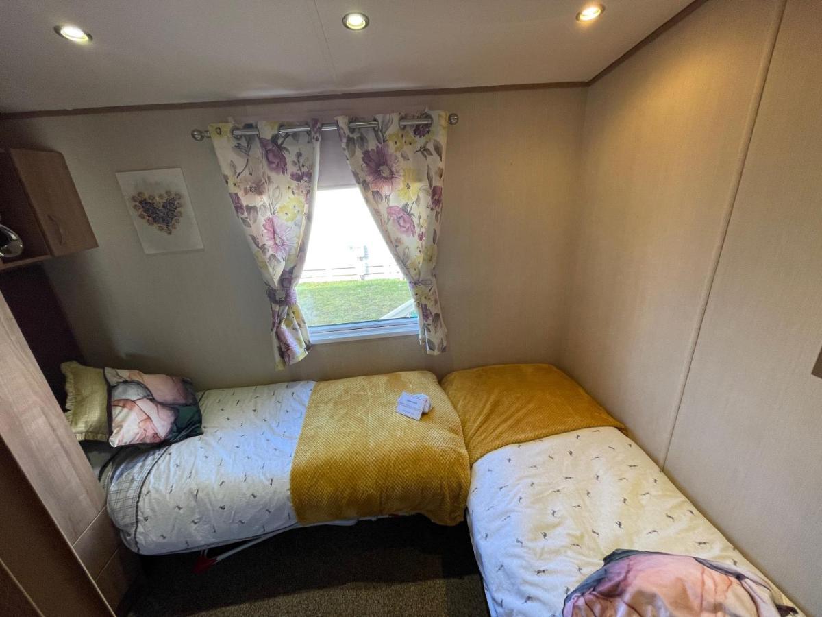 Lakeside Retreat 2 With Hot Tub, Private Fishing Peg Situated At Tattershall Lakes Country Park Eksteriør billede