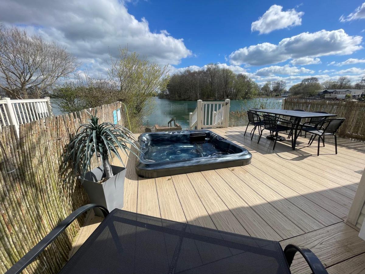 Lakeside Retreat 2 With Hot Tub, Private Fishing Peg Situated At Tattershall Lakes Country Park Eksteriør billede