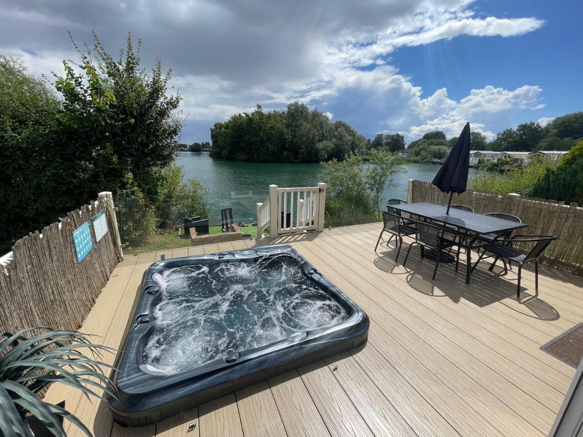 Lakeside Retreat 2 With Hot Tub, Private Fishing Peg Situated At Tattershall Lakes Country Park Eksteriør billede