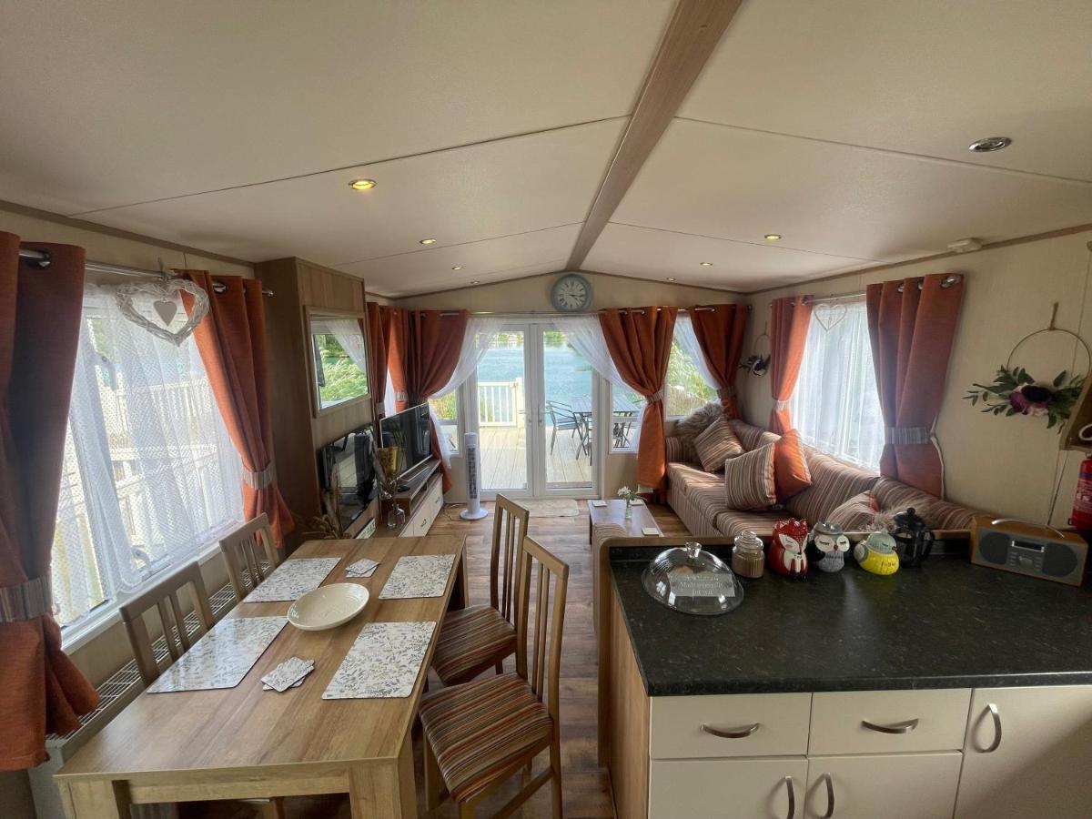 Lakeside Retreat 2 With Hot Tub, Private Fishing Peg Situated At Tattershall Lakes Country Park Eksteriør billede