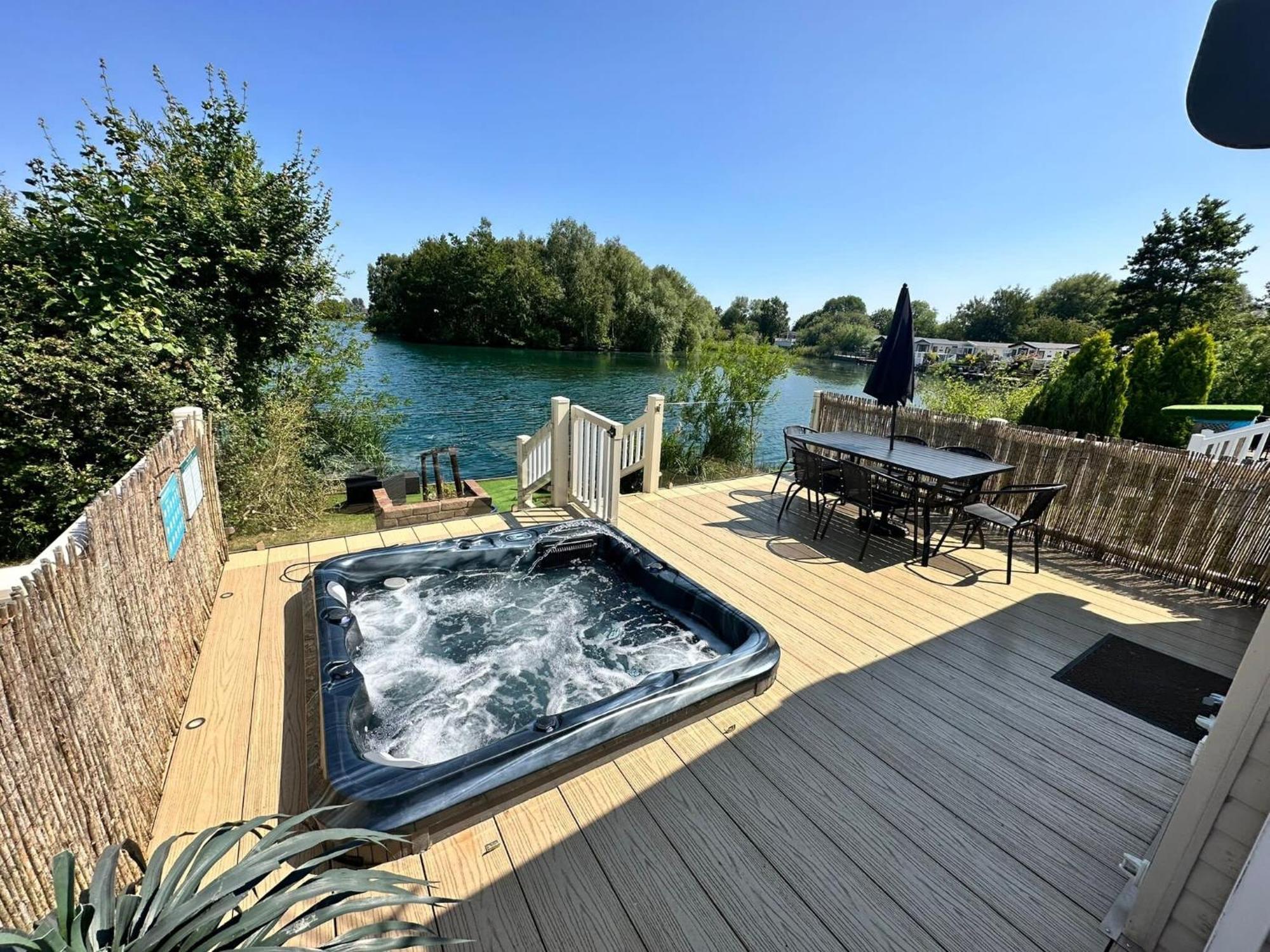 Lakeside Retreat 2 With Hot Tub, Private Fishing Peg Situated At Tattershall Lakes Country Park Eksteriør billede