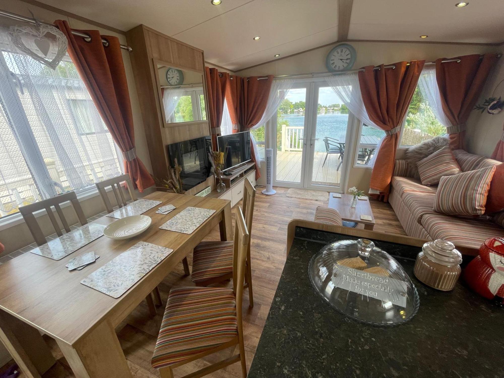Lakeside Retreat 2 With Hot Tub, Private Fishing Peg Situated At Tattershall Lakes Country Park Eksteriør billede