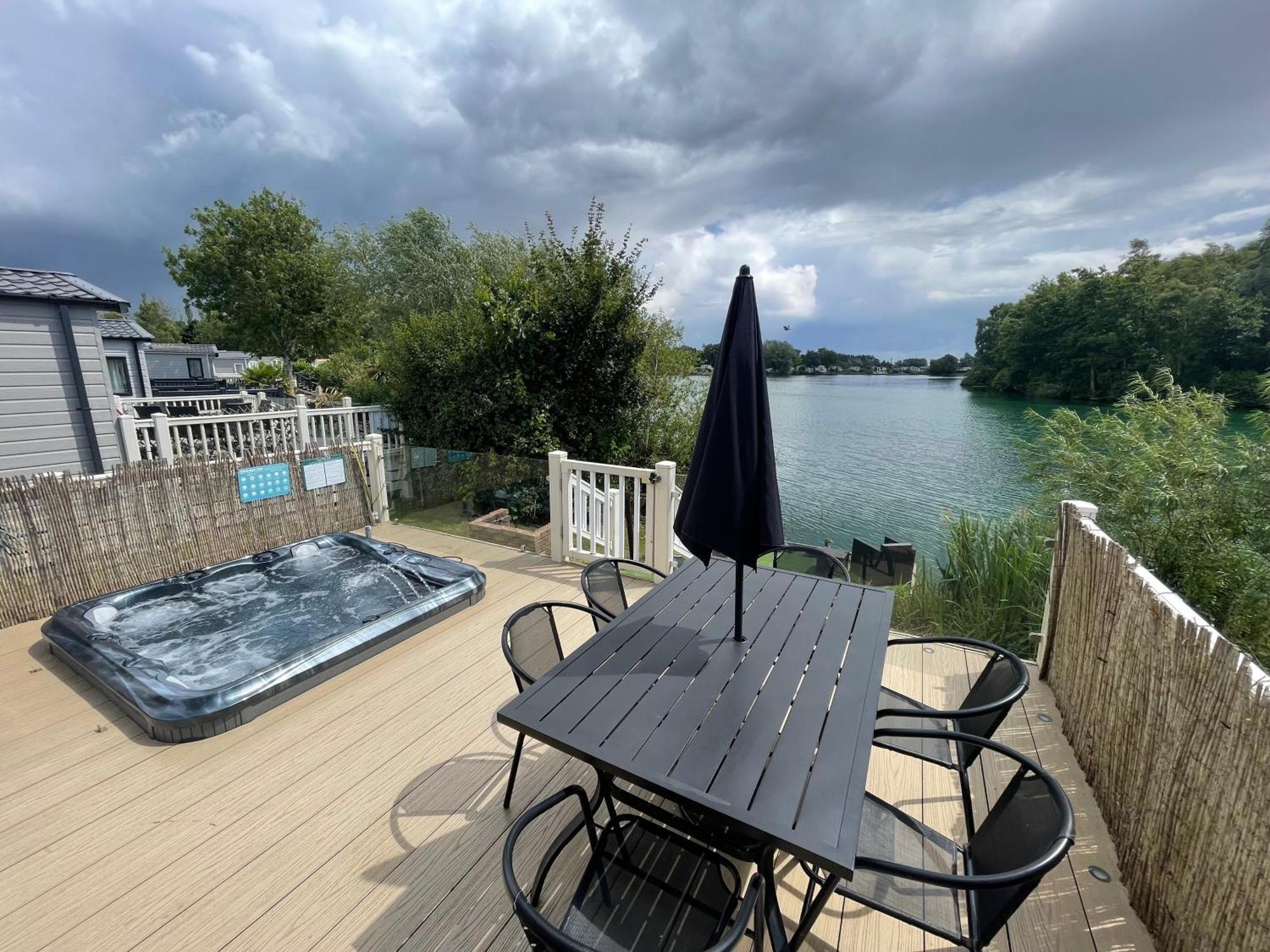 Lakeside Retreat 2 With Hot Tub, Private Fishing Peg Situated At Tattershall Lakes Country Park Eksteriør billede