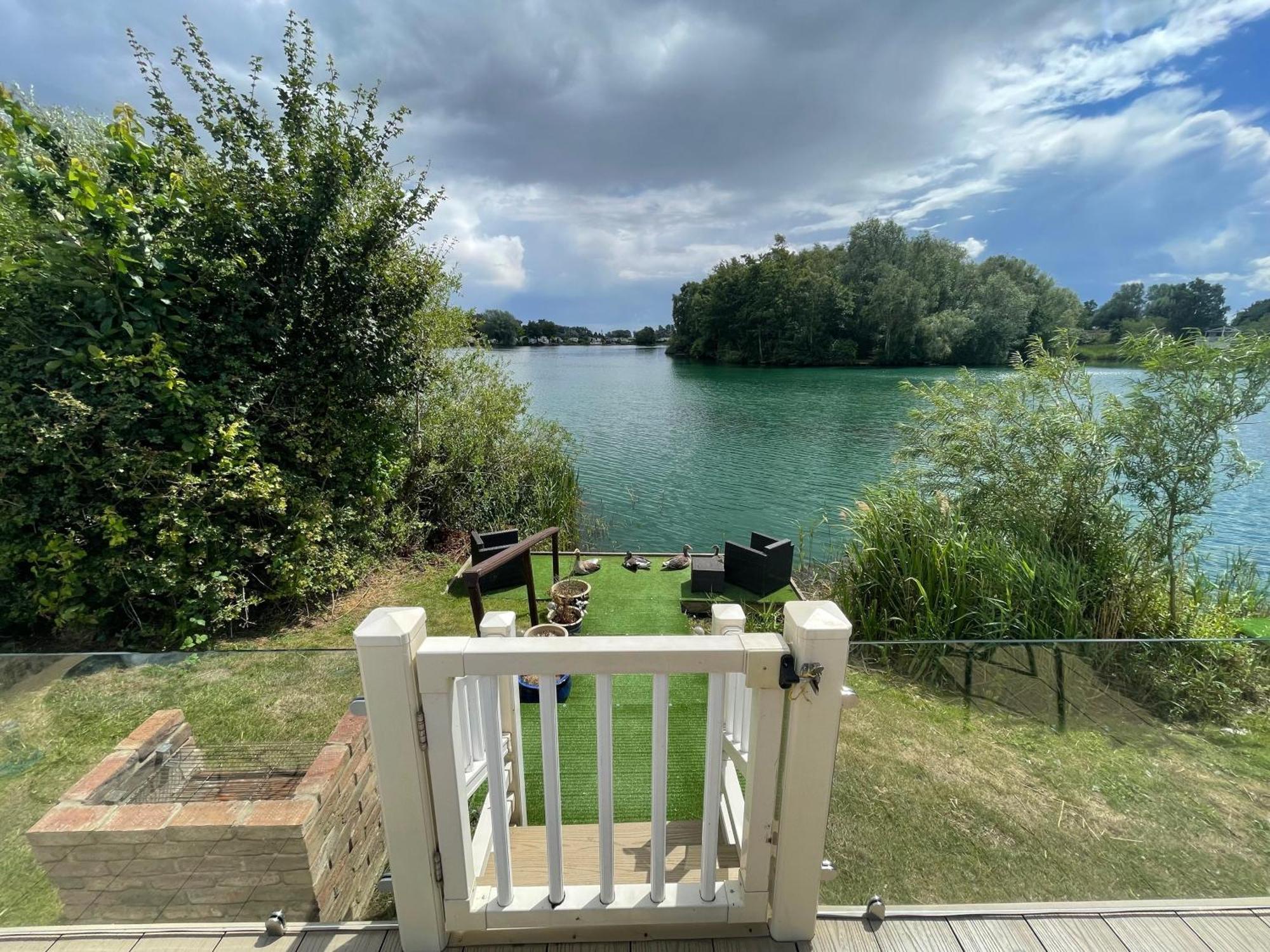 Lakeside Retreat 2 With Hot Tub, Private Fishing Peg Situated At Tattershall Lakes Country Park Eksteriør billede