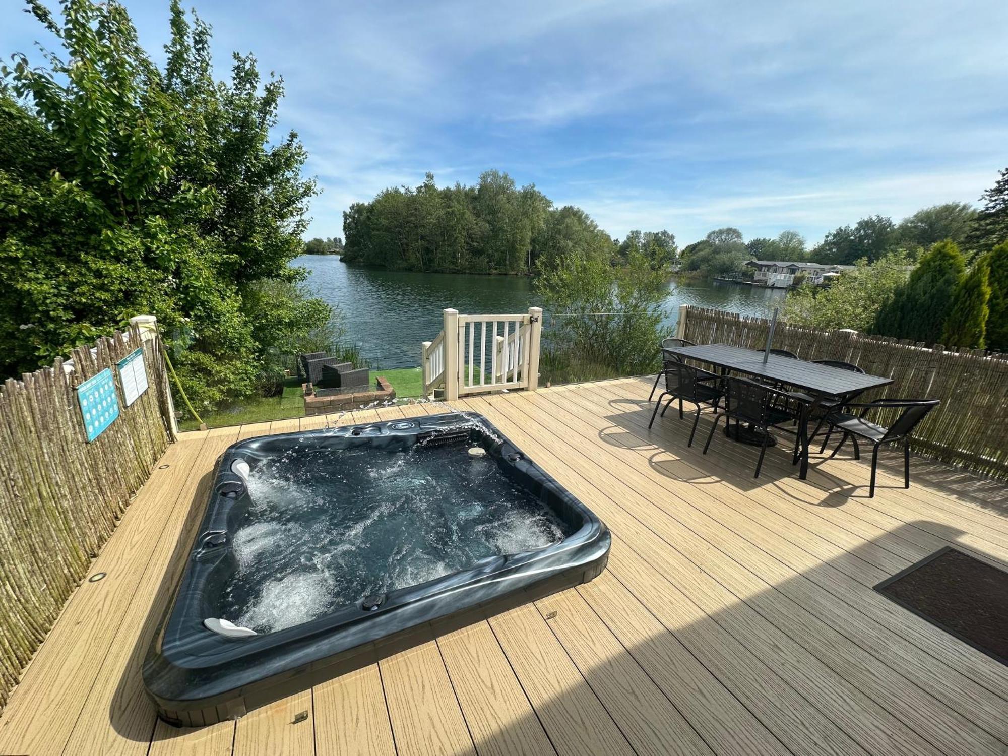 Lakeside Retreat 2 With Hot Tub, Private Fishing Peg Situated At Tattershall Lakes Country Park Eksteriør billede
